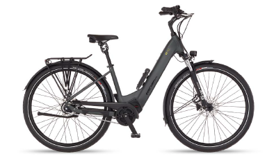Ein modernes E-Bike in Grau mit tiefem Einstieg, ausgestattet mit Gepäckträger, Schutzblechen und einer komfortablen Federgabel.
